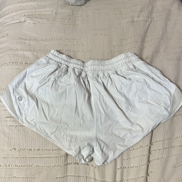 Lululemon 2.5 inch hotty hot shorts White - Picture 2 of 3